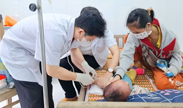 Chăm sóc trẻ sốt phát ban nghi sởi tại huyện Nam Trà My, Quảng Nam. Ảnh: Nhandan