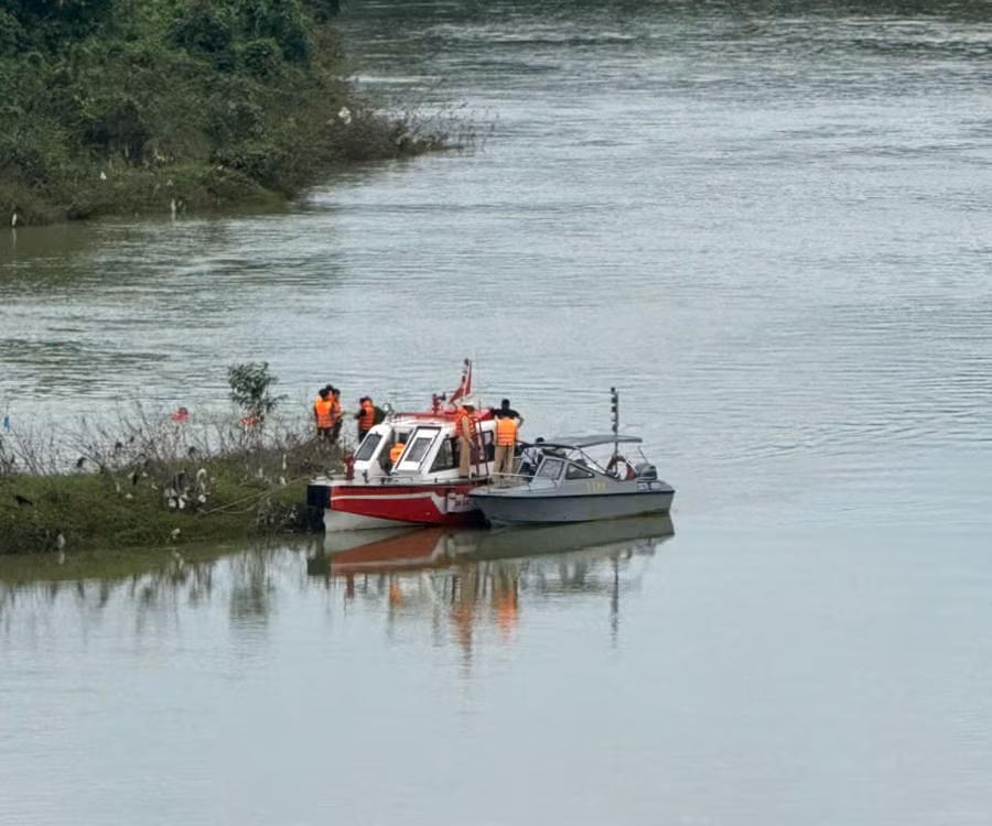 Một số thông tin cho biết có người nhìn thấy nạn nhân thoát khỏi xe rác sau khi rơi xuống sông và bơi về khu vực này.