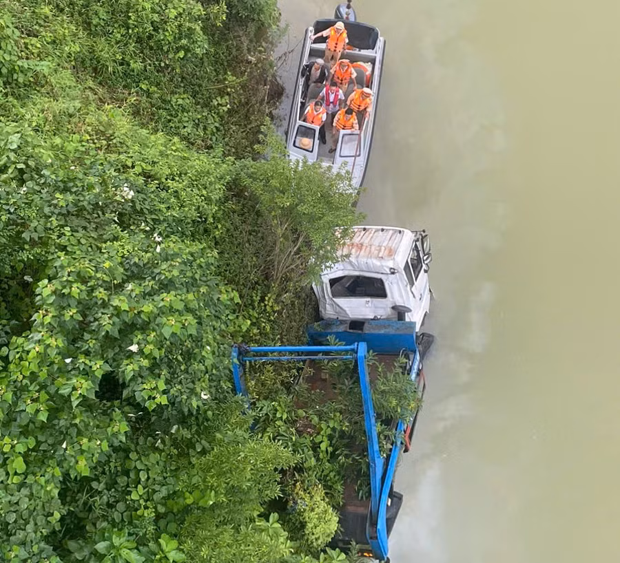 Thùng chứa bùn rác trên xe đã biến mất sau vụ rơi từ cầu treo xuống sông