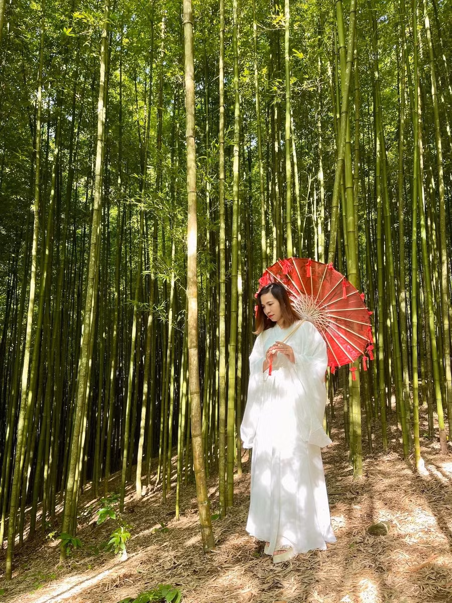 Đến với rừng trúc Mồ Dề, nhiều du khách còn hóa trang thành những chàng kiếm khách, những tiểu cô nương váy áo lượt là như trong phim cổ trang Trung Quốc.