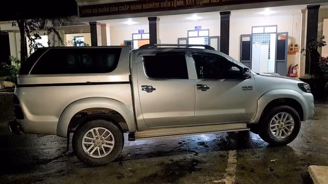 Chiếc xe bán tải 5 chỗ nhưng trên xe chở tổng cộng 7 người