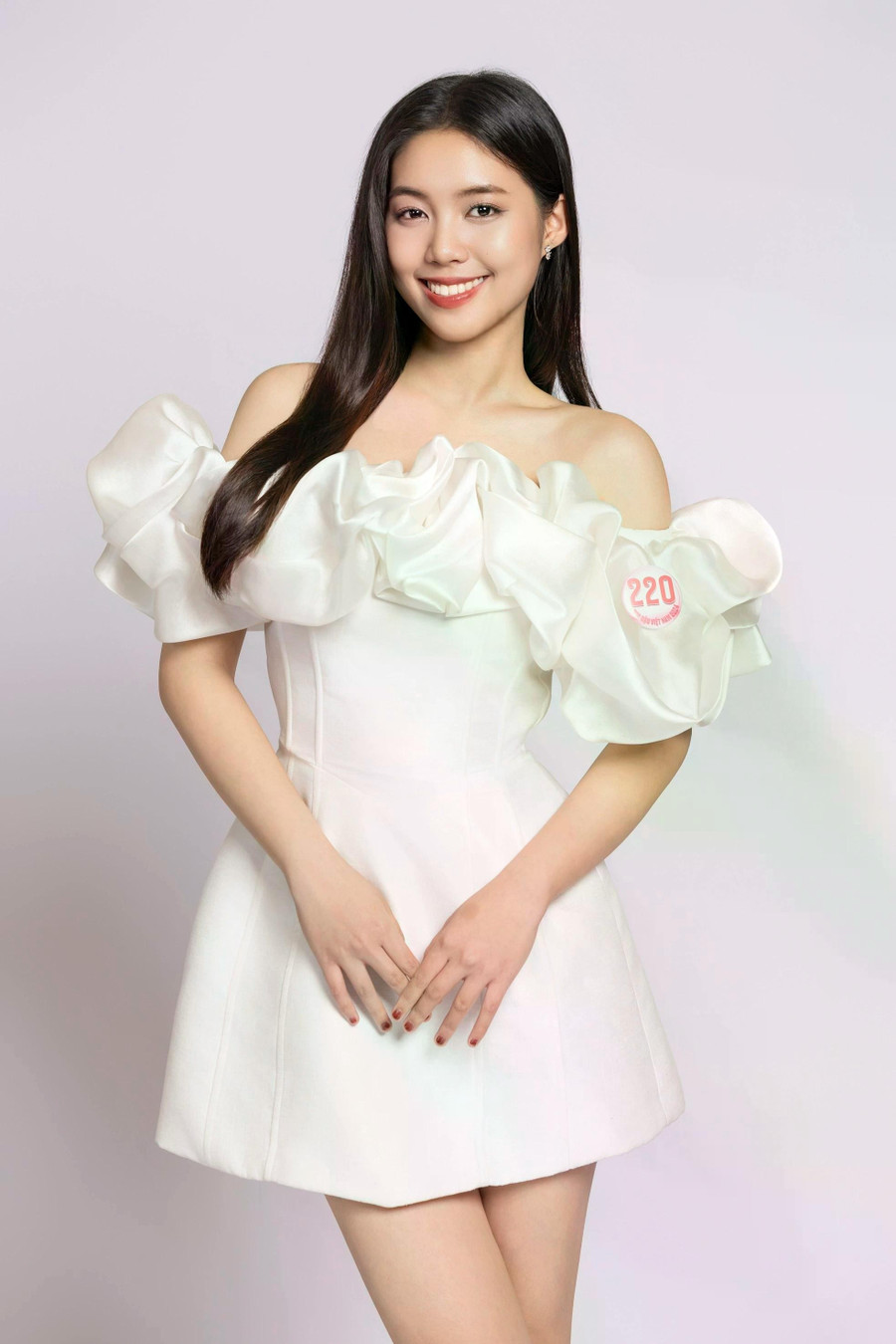 Sau khi tốt nghiệp tại Trường đại học Văn hóa Nghệ thuật Quân đội, cô thi vào Học viện Âm nhạc quốc gia Việt Nam, chuyên ngành piano. Người đẹp cũng giành được giải cao trong các cuộc thi âm nhạc, tiếng Anh tại trường