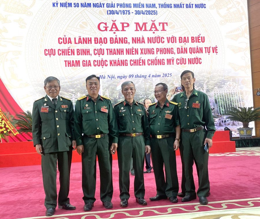 Niềm vui gặp lại đồng đội tại Hà Nội của CCB Nguyễn Kỳ Ngộ (ngoài cùng bên trái). Ảnh: H.B anh-5.jpg