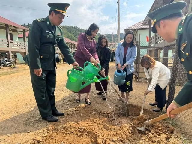 Lực lượng Đồn biên phòng Hướng Lập thường xuyên lui tới thăm hỏi, giúp đỡ bà con làng Nghĩa tình Sơn Hải trong nhiều công việc