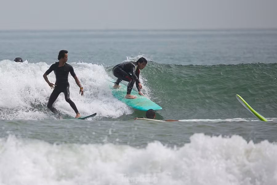 Lướt sóng làm cho biển Đà Nẵng sôi động quanh năm, nhất là trong mùa mưa lạnh. Ban quản lý bán đảo Sơn Trà và các bãi biển du lịch Đà Nẵng cũng từng tổ chức cuộc thi lướt sóng, thu hút đông đảo vận động viên tham gia.