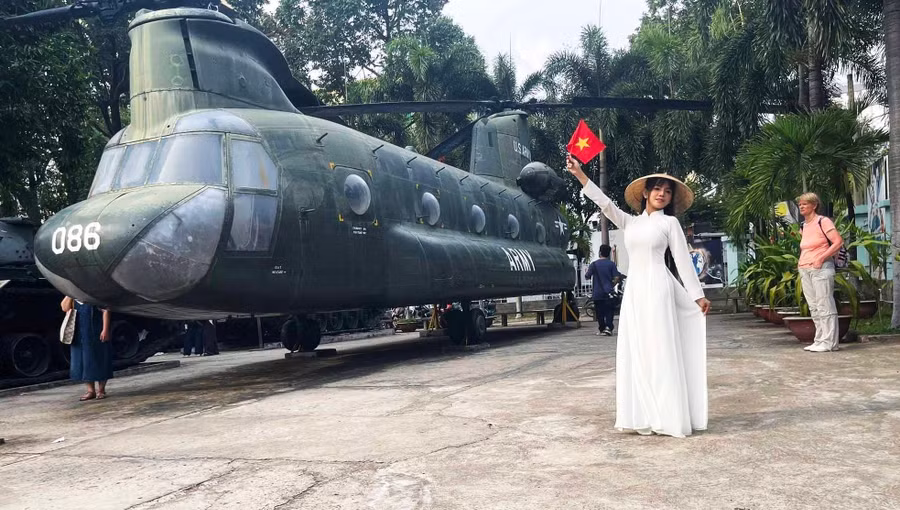 Niềm vui chiến thắng, thống nhất đất nước lan tỏa trong các bạn trẻ.