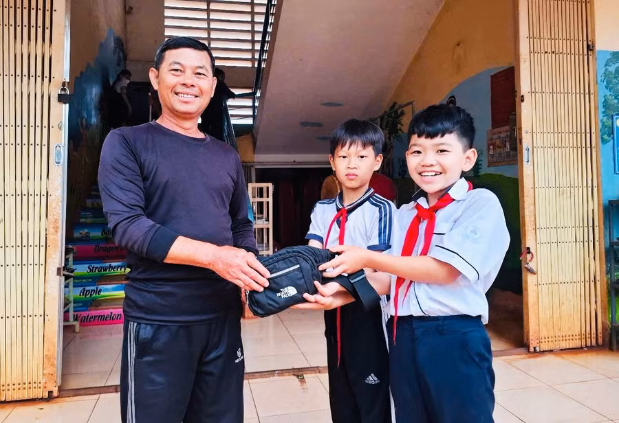 2-hoc-sinh-truong-tieu-hoc-nguyen-van-troi-xa-ia-phang-huyen-chu-puh-tra-lai-tui-xach-cho-ong-nguyen-dong-jpg.jpg