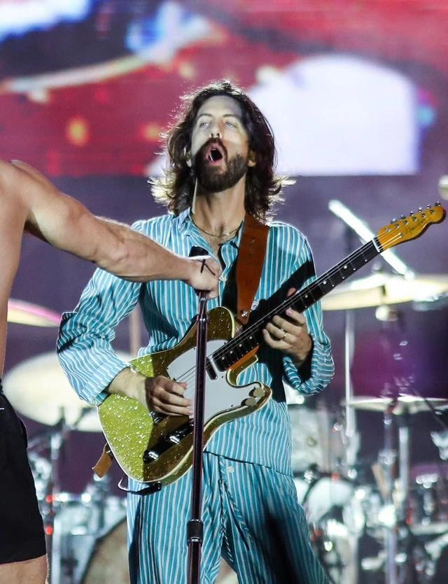 Wayne Sermon bùng cháy cùng các đồng đội. Các nghệ sĩ xuất hiện trong trang phục giản dị, thoải mái, các tiết mục của nhóm thỏa mãn khán giả bởi phần âm nhạc đỉnh cao, giọng hát nội lực cộng hưởng với hiệu ứng âm thanh, ánh sáng được đầu tư hoành tráng