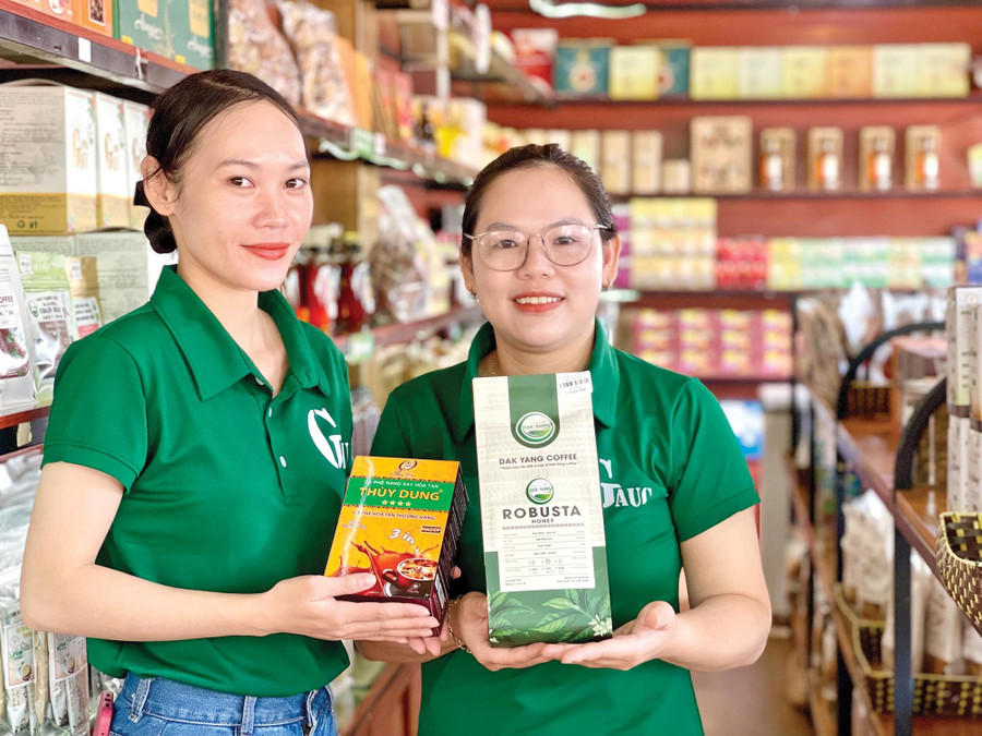 Một số thương hiệu cà phê của Gia Lai được trưng bày, giới thiệu tại điểm bán hàng OCOP. Ảnh: T.N 22-8897.jpg