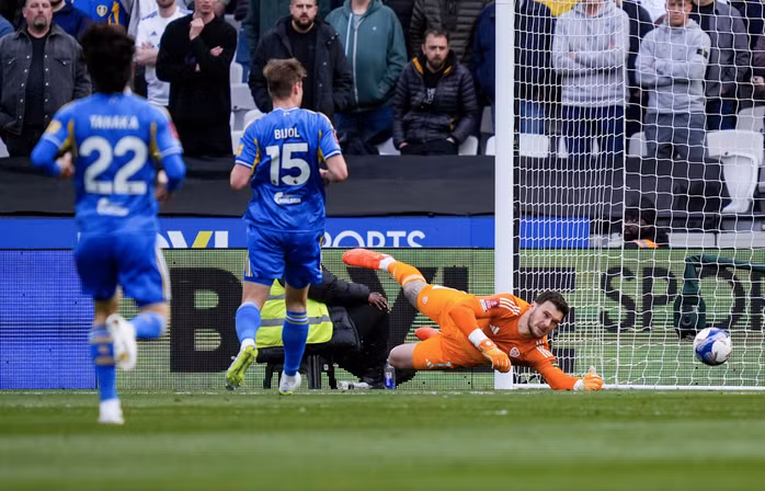 Thủ thành Lucas Perri là lá chắn vững vàng trong khung thành Leeds United