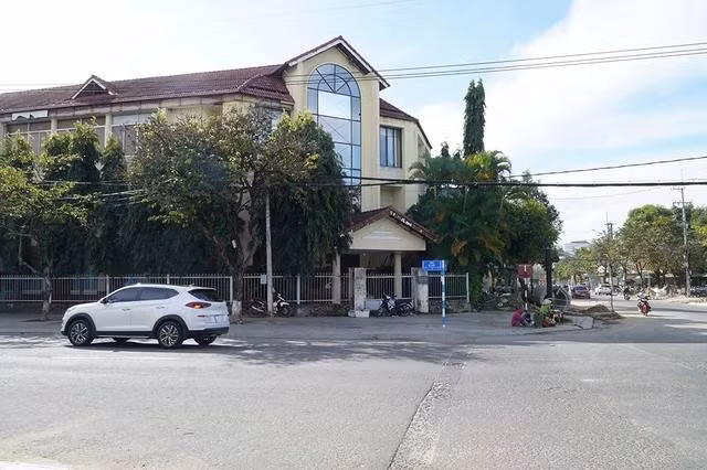 Trụ sở cũ của Sở Xây dựng tỉnh Kon Tum tại vị trí "vàng" với 2 mặt tiền, đang bỏ trống vì bán đấu giá bất thành