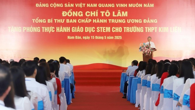 Tổng Bí thư Tô Lâm tặng phòng thực hành giáo dục Stem cho trường THPT Kim Liên