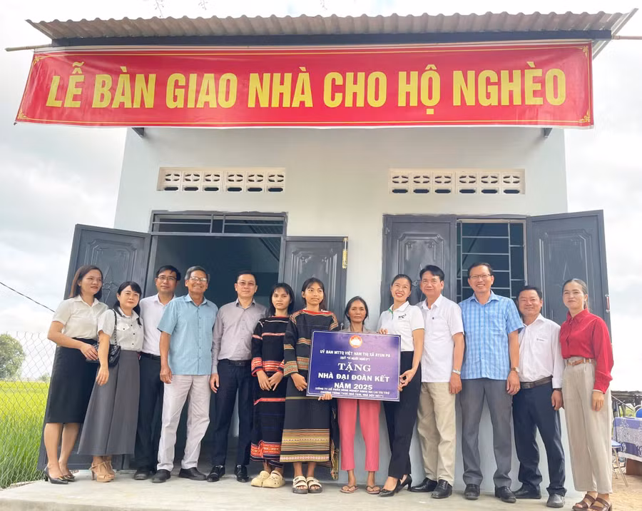 ban-chi-dao-xoa-nha-tam-nha-dot-nat-xa-ia-rbol-phoi-hop-voi-don-vi-tai-tro-ban-giao-nha-cho-gia-dinh-ba-ksor-hphuen-buon-rung-ma-rai-anh-vu-chi.jpg