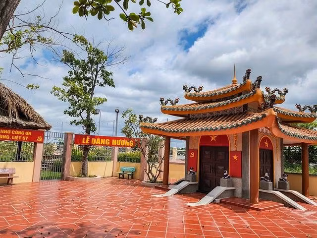 Bia tưởng niệm liệt sĩ Bình Quới ngay bến đò