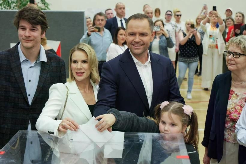 Ông Karol Nawrocki (giữa) bỏ phiếu bầu Tổng thống vòng hai tại điểm bầu cử ở Warsaw, Ba Lan, ngày 1/6/2025. (Ảnh: PAP/TTXVN) Ông Karol Nawrocki (giữa) bỏ phiếu bầu Tổng thống vòng hai tại điểm bầu cử ở Warsaw, Ba Lan, ngày 1/6/2025. (Ảnh: PAP/TTXVN)