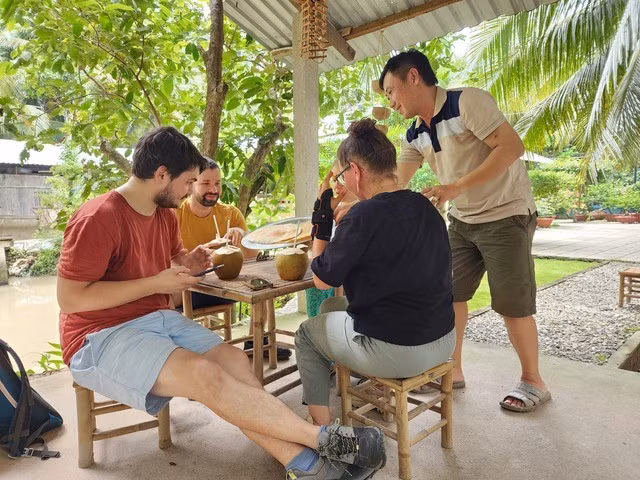 Du khách trải nghiệm nướng bánh tráng