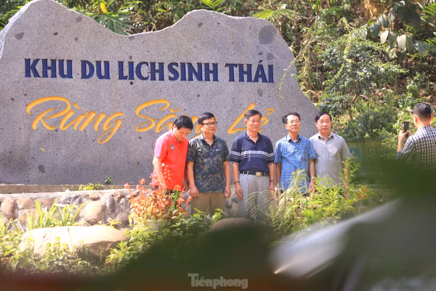 Mỗi khi đi qua khu rừng, du khách đều dừng lại nghỉ ngơi, hít hà không khí trong lành, sảng khoái. Hai bên đường, người dân dựng các chòi lá bán nước phục vụ du khách.