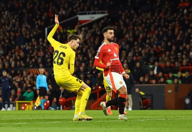 Hakon Evjen ghi bàn...