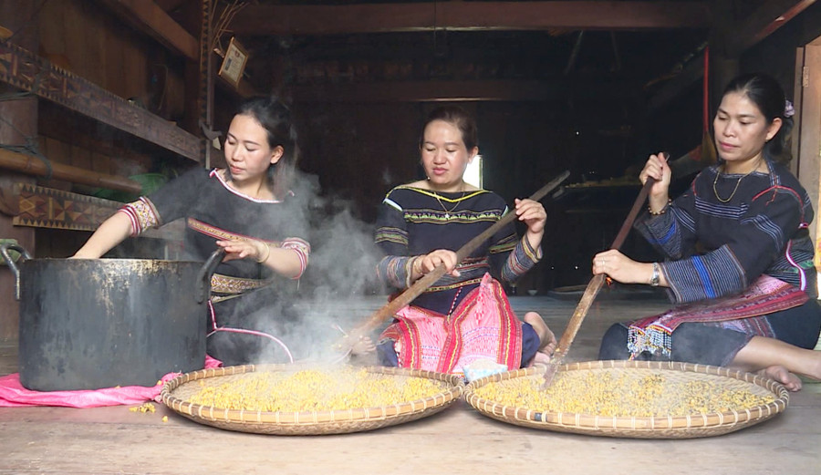 Chị Đinh Thị Đách cùng chị em làng Đăk Giang 2 (xã Đông, huyện Kbang) chuẩn bị nguyên liệu để làm rượu cần. Ảnh: N.D anh-3-chi-dinh-thi-dach-cung-chi-em-lang-dak-giang-2-xa-dong-huyen-kbang-chuan-bi-nguyen-lieu-de-lam-ruou-can.png