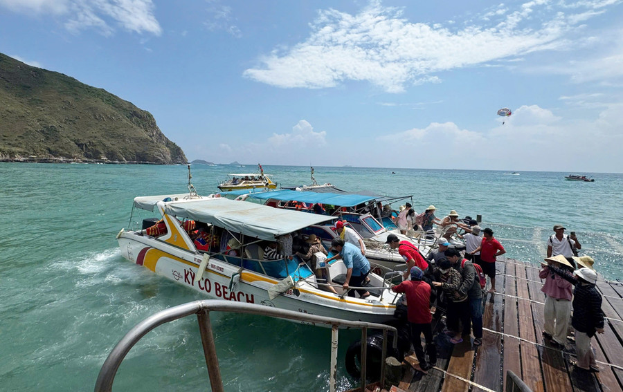 Many tourists choose Binh Dinh as a destination for sightseeing and entertainment during the April 30 and May 1 holidays. Photo: P.V z6569383250615-c3a4d446271e745473495193cefdcfa6.jpg