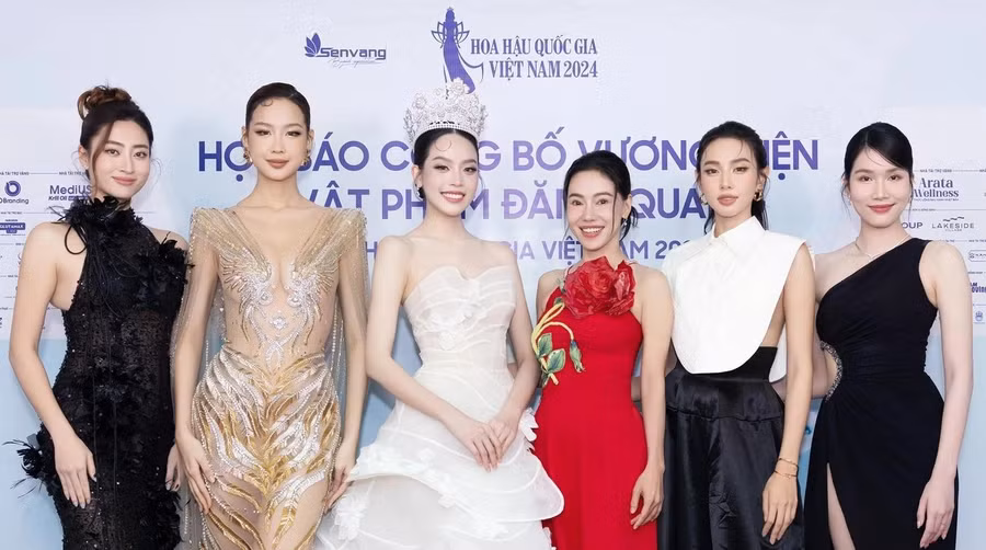 Dàn hoa hậu đình đám khoe sắc trên thảm đỏ cùng bà Phạm Kim Dung - Trưởng ban tổ chức Hoa hậu Quốc gia Việt Nam 2024 (váy đỏ)