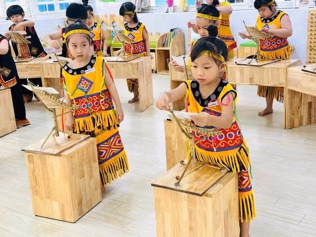 Thông qua âm nhạc, nghệ thuật, thầy Thái Hồng Duy đưa thông điệp bình đẳng giới khéo léo tới trẻ nhỏ