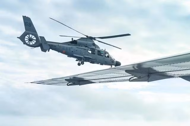 Trực thăng vũ trang Z-9 của Trung Quốc bay sát máy bay tuần tra Philippines ở Biển Đông ngày 18.2