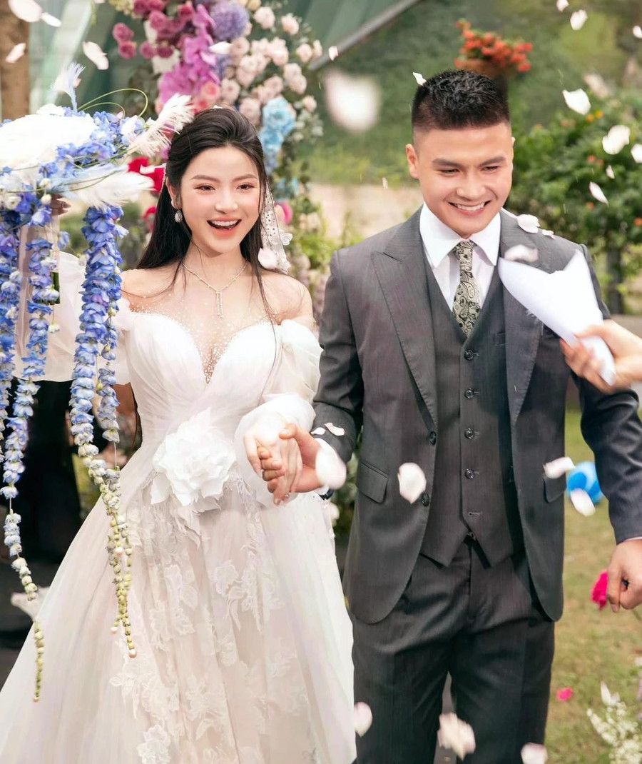 Sau lễ cưới, Quang Hải tiếp tục tập trung cho công việc thi đấu. Các trận cầu quan trọng của anh có sự tiếp sức về mặt tinh thần của người bạn đời. Dù bận rộn với lịch trình song nam cầu thủ vẫn dành thời gian cho gia đình. Trên trang cá nhân, anh thỉnh thoảng chia sẻ những khoảnh khắc ngọt ngào bên vợ, khiến dân mạng xuýt xoa