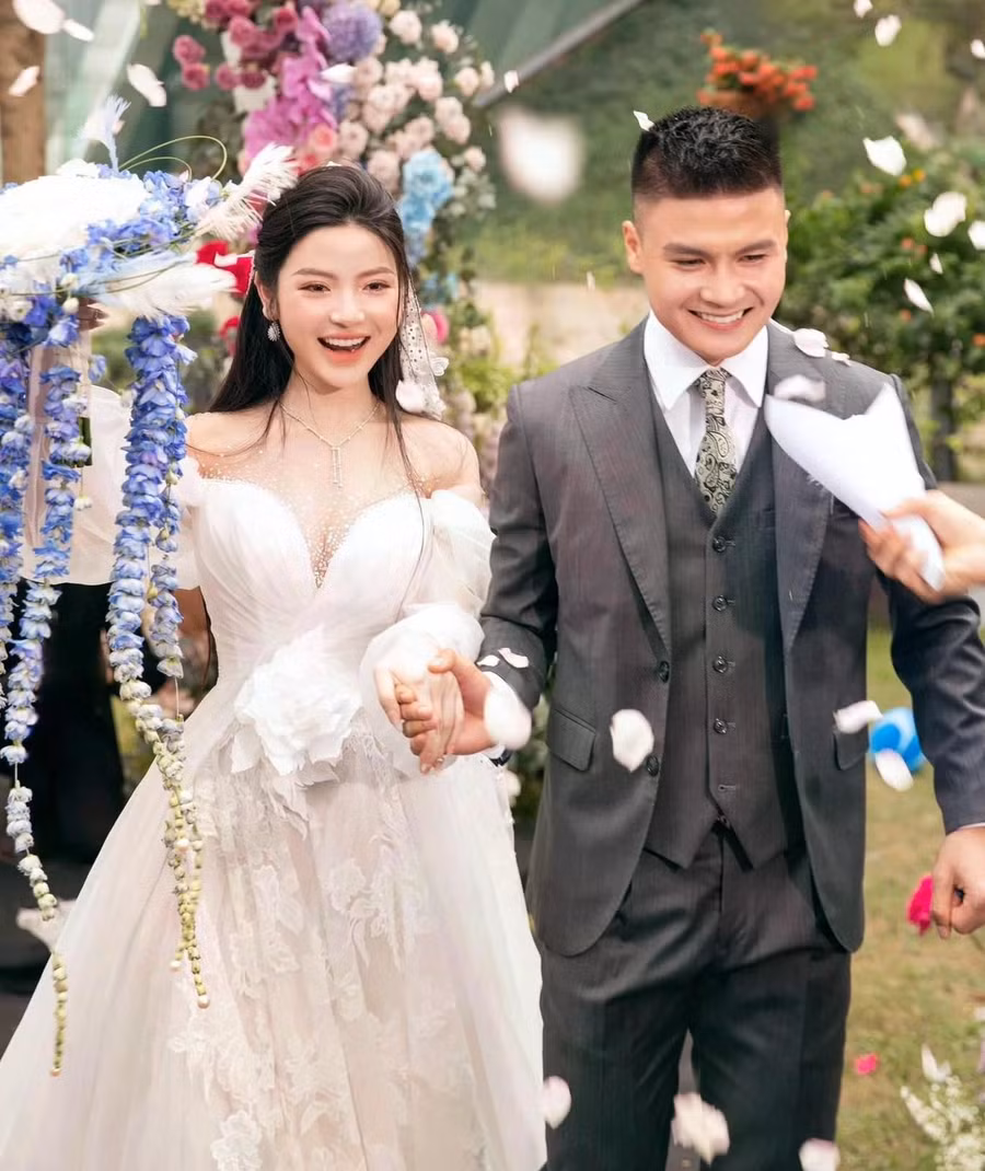 Sau lễ cưới, Quang Hải tiếp tục tập trung cho công việc thi đấu. Các trận cầu quan trọng của anh có sự tiếp sức về mặt tinh thần của người bạn đời. Dù bận rộn với lịch trình song nam cầu thủ vẫn dành thời gian cho gia đình. Trên trang cá nhân, anh thỉnh thoảng chia sẻ những khoảnh khắc ngọt ngào bên vợ, khiến dân mạng xuýt xoa