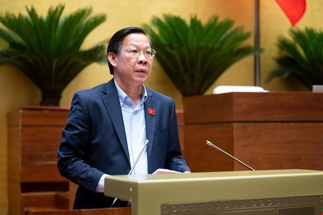 Chủ nhiệm Ủy ban Kinh tế và Tài chính của Quốc hội Phan Văn Mãi trình bày báo cáo trước Quốc hội. Ảnh: Phạm Thắng Chủ nhiệm Ủy ban Kinh tế và Tài chính của Quốc hội Phan Văn Mãi trình bày báo cáo trước Quốc hội. Ảnh: Phạm Thắng