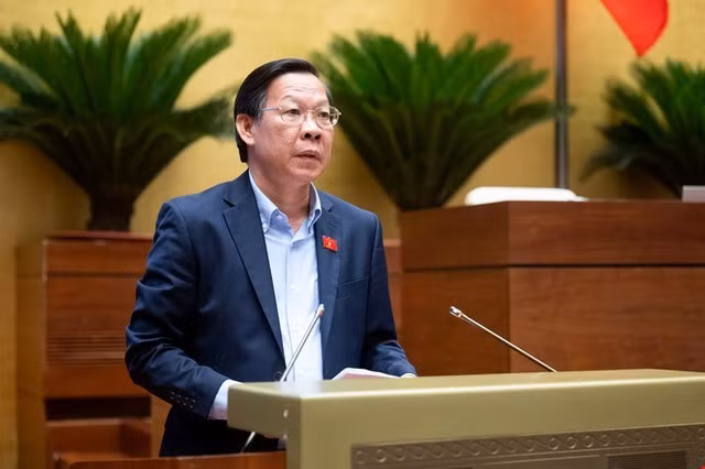 Chủ nhiệm Ủy ban Kinh tế và Tài chính của Quốc hội Phan Văn Mãi trình bày báo cáo trước Quốc hội. Ảnh: Phạm Thắng