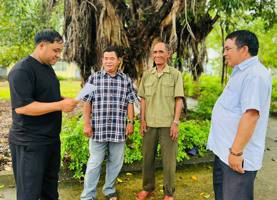 Phó Chủ tịch UBND xã Ia O Rơ Mah Jem (bìa phải) trao đổi với người dân về xây dựng nếp sống văn hóa. Ảnh: Đ.Y pho-chu-tich-ubnd-xa-ia-o-ro-mah-jem-thu-nhat-bia-phai-trao-doi-voi-nguoi-dan-xa-ia-o-ve-xay-dung-nep-song-van-hoa-anh-dinh-yen.jpg