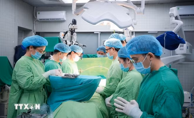 Các bác sỹ dành một phút mặc niệm tri ân người hiến tạng. (Ảnh: TTXVN phát)