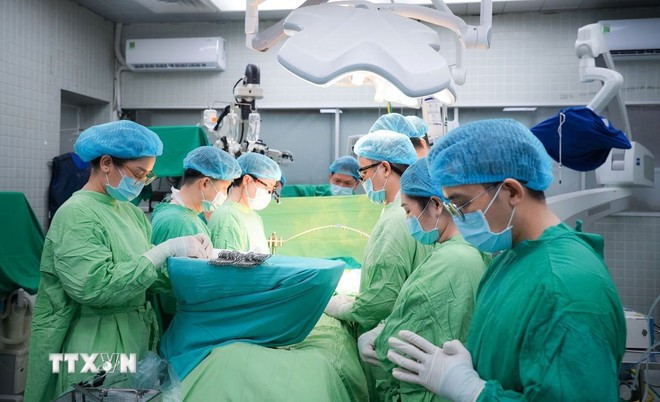 Các bác sỹ dành một phút mặc niệm tri ân người hiến tạng. (Ảnh: TTXVN phát) Các bác sỹ dành một phút mặc niệm tri ân người hiến tạng. (Ảnh: TTXVN phát)