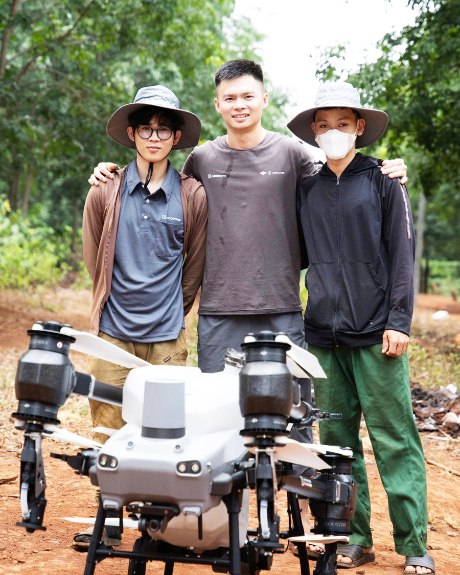 Anh Châu Khắc Cường (ở giữa) cùng các nhân viên bên thiết bị bay nông nghiệp dùng phun thuốc trừ sâu (ảnh nhân vật cung cấp). 1-4821.jpg