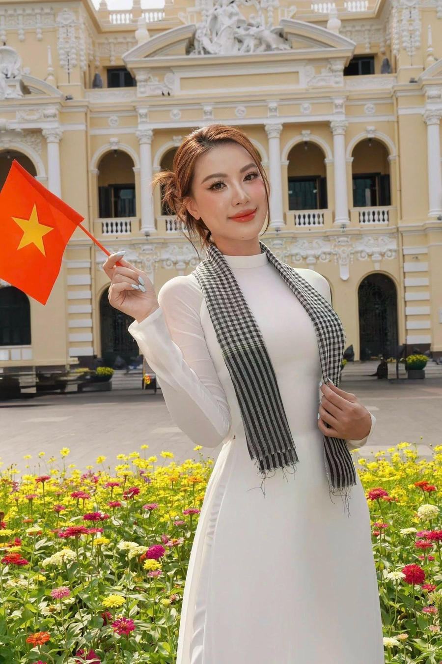 Á hậu Kim Duyên được khen ngợi về nhan sắc trong bộ ảnh áo dài. Những ngày qua, người đẹp 9X liên tục cập nhật về các buổi hợp luyện, tổng duyệt cho lễ kỷ niệm 50 năm đất nước thống nhất