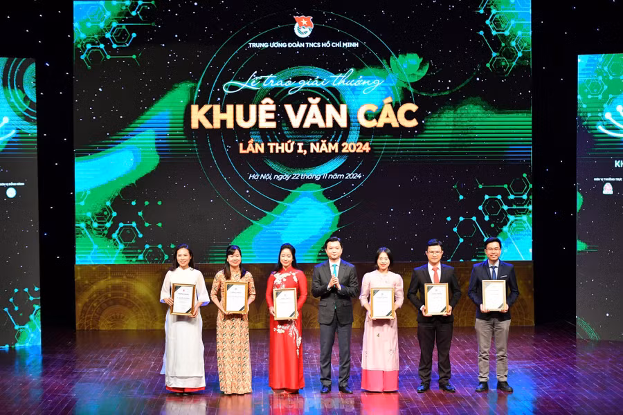 Anh Nguyễn Minh Triết - Bí thư T.Ư Đoàn, Chủ tịch T.Ư Hội SVVN trao giấy chứng nhận cho các nhà khoa học trẻ triển vọng của Giải thưởng Khuê Văn Các.