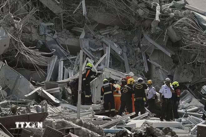 Lực lượng cứu hộ tại hiện trường tòa nhà ở Bangkok, Thái Lan bị sập do ảnh hưởng của trận động đất tại Myanmar ngày 28/3/2025. (Ảnh: People.com/TTXVN)