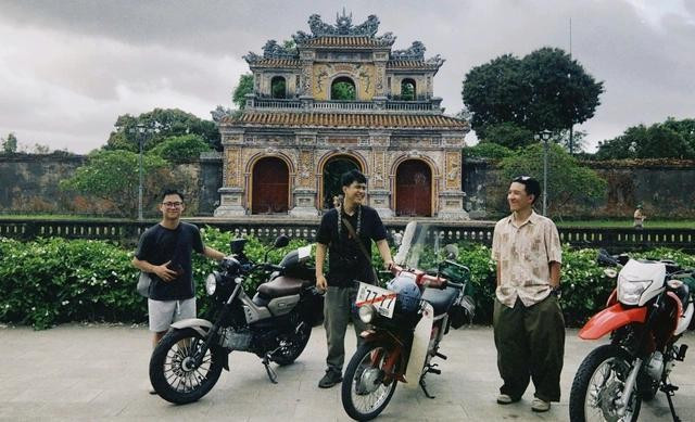 Hiếu (trái, người bạn quen dọc đường), Xuyên, và An (phải) đã có trải nghiệm khó quên tại TP.Huế Hiếu (trái, người bạn quen dọc đường), Xuyên, và An (phải) đã có trải nghiệm khó quên tại TP.Huế