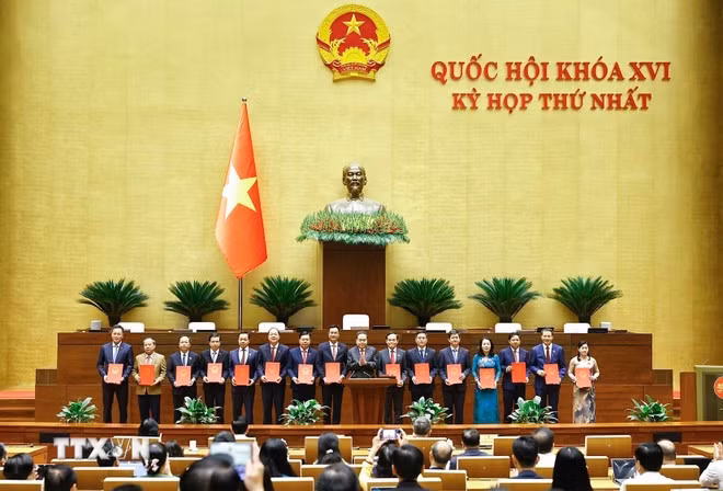 Chủ tịch Quốc hội Trần Thanh Mẫn trao Nghị quyết phê chuẩn cho các Trưởng Đoàn đại biểu Quốc hội. (Ảnh: Doãn Tấn/TTXVN)