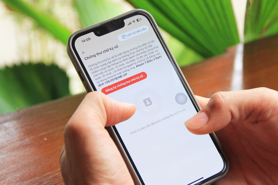 Người dân có thể tự đăng ký chữ ký số tại nhà trên ứng dụng VNeID. Ảnh: Hoàng Hoài nguoi-dan-co-the-tu-dang-ky-chu-ky-so-tai-nha-tren-ung-dung-vneid-anh-hoang-hoai.jpg