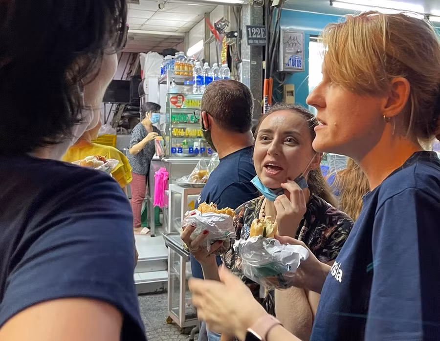 Du khách nước ngoài trải nghiệm ẩm thực đường phố tại TPHCM