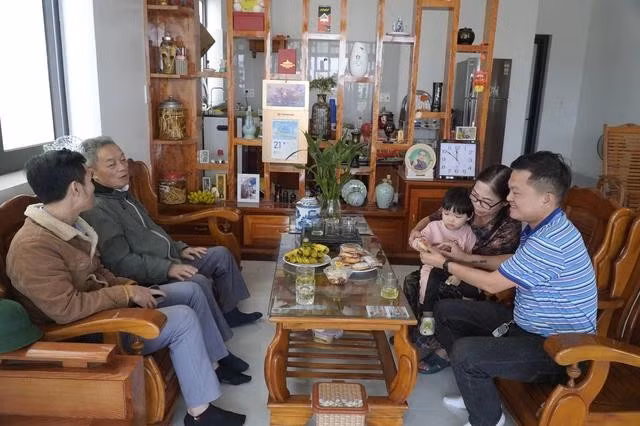 PV Thanh Niên (bìa phải) thăm nhà ông Lập dịp đầu xuân