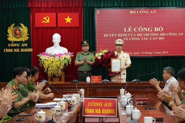 Giám đốc Công an tỉnh Hà Giang Nguyễn Đức Thuận trao quyết định và tặng hoa chúc mừng đại tá Lục Thế Hưng. Ảnh: Công an tỉnh Hà Giang Giám đốc Công an tỉnh Hà Giang Nguyễn Đức Thuận trao quyết định và tặng hoa chúc mừng đại tá Lục Thế Hưng. Ảnh: Công an tỉnh Hà Giang