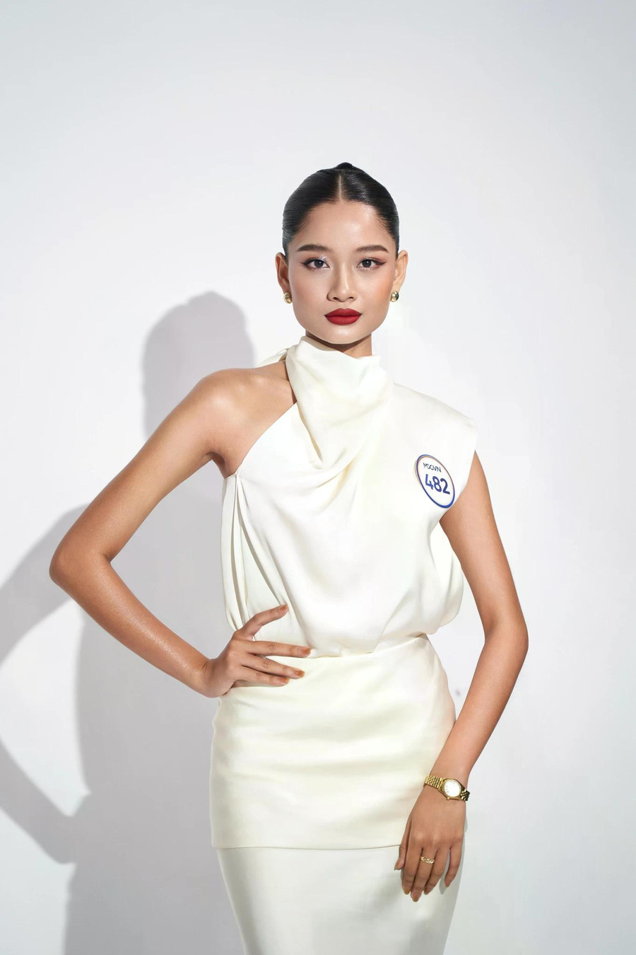 Đặng Thanh Tuyền 24 tuổi, từng tham gia một số cuộc thi người mẫu. Cô gây ấn tượng bởi gương mặt đậm nét Á Đông, chiều cao 1,77m. Đặng Thanh Tuyền nói việc thử sức ở một đấu trường nhan sắc là bước ngoặt lớn đối với cô