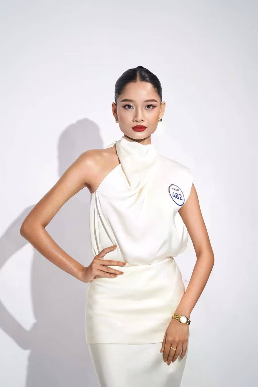 Đặng Thanh Tuyền 24 tuổi, từng tham gia một số cuộc thi người mẫu. Cô gây ấn tượng bởi gương mặt đậm nét Á Đông, chiều cao 1,77m. Đặng Thanh Tuyền nói việc thử sức ở một đấu trường nhan sắc là bước ngoặt lớn đối với cô