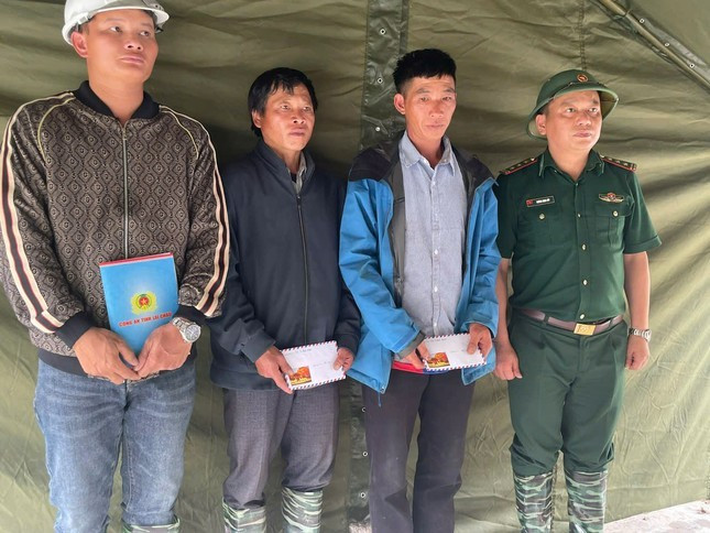 Thượng tá Trương Minh Đức - Chỉ huy trưởng BĐBP tỉnh Lai Châu trao tiền hỗ trợ của Bộ Tư lệnh BĐBP cho các gia đình các nạn nhân bị thiệt mạng trong vụ sạt lở. Thượng tá Trương Minh Đức - Chỉ huy trưởng BĐBP tỉnh Lai Châu trao tiền hỗ trợ của Bộ Tư lệnh BĐBP cho các gia đình các nạn nhân bị thiệt mạng trong vụ sạt lở.