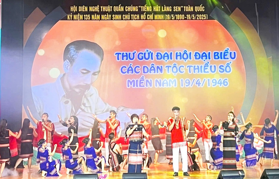 Một tiết mục của đoàn Gia Lai tham gia hội diễn “Tiếng hát Làng Sen”. Ảnh: Hồng Thắm 1-5218.jpg