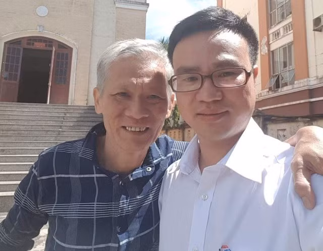 Ông Đỗ Văn Hùng (trái) và luật sư Bùi Quang Tuấn sau phiên tòa được tuyên trả tự do