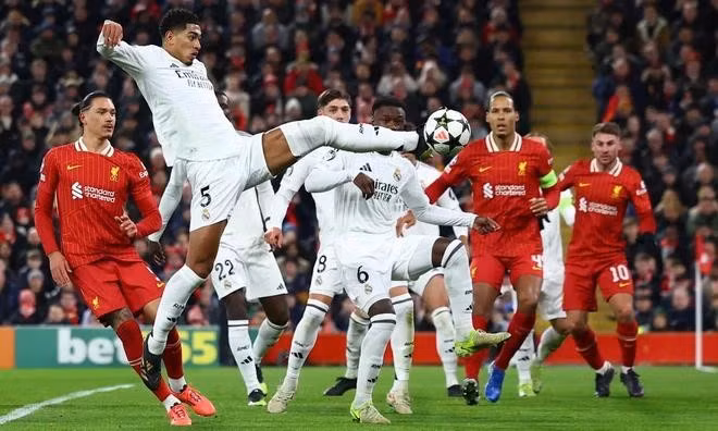 Hàng công Real Madrid (áo trắng) bế tắc trong hiệp 1